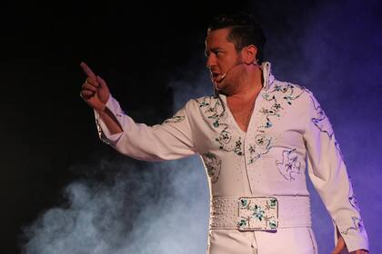Chacho Garabal le rinde homenaje a Elvis Presley, en la plataforma teatroamma.com