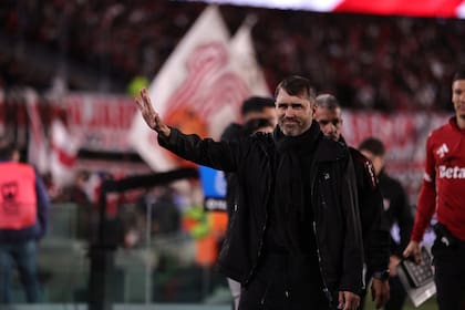 "Chacho" sigue recibiendo el cariño del público riverplatense, pero esta noche despidió a su equipo con silbidos, clara evidencia de que, por ahora, no atrapan las versiones de su estilo.