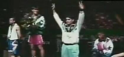 Chacón sube al podio ante la atenta mirada de Mayweather, que espera su turno