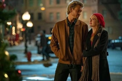 Chad Michael Murray y Britt Robertson en Los festivos caballeros (Foto: Netflix)