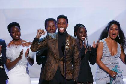 Chadwick Boseman con el elenco de Pantera Negra en los Screen Actors Guild Awards