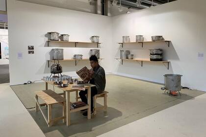 Chaile con mate cocido para brindar en el corazón del mercado del arte, en 2019 sorprendió en Art Basel, la feria más importante del mundo: vendió todas sus ollas populares intervenidas