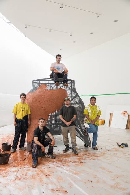 Chaile con su equipo de trabajo, que trajo desde Lisboa y Buenos Aires