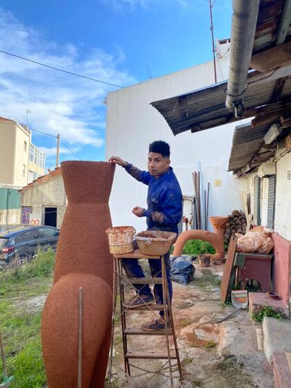 Chaile construye esculturas y hornos de adobe como los que usaba para hacer pan su madre