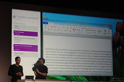 Chaitanya Sareen muestra la función de dividir la pantalla en tercios para tener 2 aplicaciones al frente