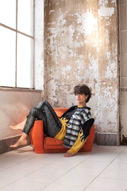 Chaleco de denim engomado, The Anne Wagner, $9.880. Suéter, Rapsodia, $21.900. Pantalón. Heidi Clair, $8000.