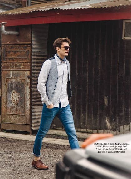 Chaleco de lino ($ 2500, Bolivia), camisa ($ 1890, Timberland), jeans ($ 2100, Prototype), pañuelo ($ 596, Giesso), zapatos ($ 2200, Timberland)