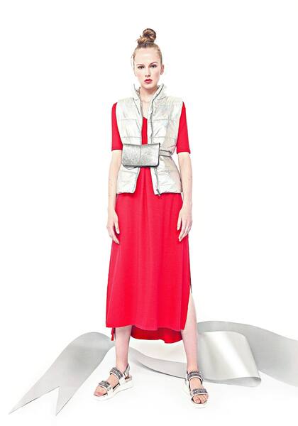 Chaleco inflado (XL, antes $2490 ahora $2190), vestido largo con mangas cortas (Perramus, antes $3420 ahora $2750), riñonera metalizada (Prüne, antes $1690), sandalias deportivas con piedras (Aldo para Grimoldi, antes $3900 ahora $3200)