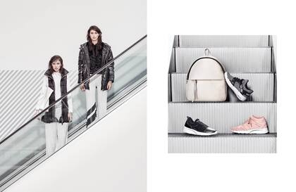 Chaleco matelaseado (Jazmín Chebar), blusa, pantalón de seda y botinetas de gamuza (Etiqueta Negra), maxi cartera (Mishka). Maxicampera (Complot), buzo de chifón (Koxis) y pantalón Oxford (Cher). Der., mochila de gamuza (Prüne), zapatilla combinada (Sarkany), zapatilla negra (Hush Puppies), zapatill