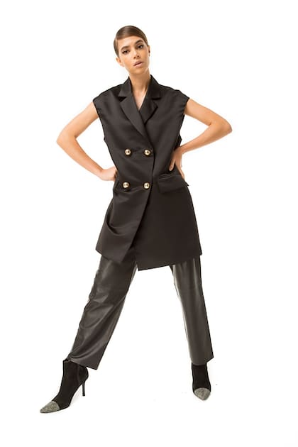 Chaleco oversize de satén de seda con botones, pantalón pinzado tiro alto de cuero y botas de gamuza en punta con detalle de strass (Evangelina Bomparola)