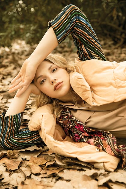 Chaleco puffer camel sin mangas (Renner), saco tipo blazer (Rapsodia), mono camisero (Giesso)