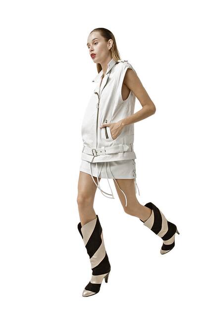 Chaleco y falda de cuero, botas combinadas en cuero y gamuza (Uma)