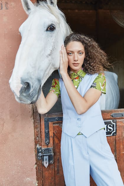 Chaleco y pantalón pinzado de lino y camisa entallada mangas cortas con print floral (Las Pepas) 