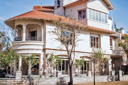 Chalet de estilo Mar del Plata frente a la plaza Devoto. Un pecado haberlo tirado abajo