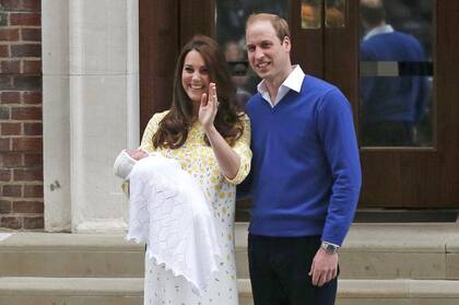 Mayo de 2015: Kate y William saludan ante la prensa junto a su segunda hija, Charlotte