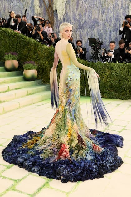 Chamberlain fue la encargada de abrir el evento con un colorido vestido que simulaba escamas y transitaba de tonos claros a un azul oscuro. En sus muñecas, los flecos al tono sumaron teatralidad a su look