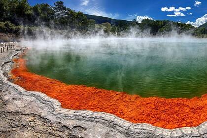 "Champagne Pool". La región cercana a Rotorua es conocida por su actividad geotérmica, y cuenta con géiseres y piscinas de lodo caliente.