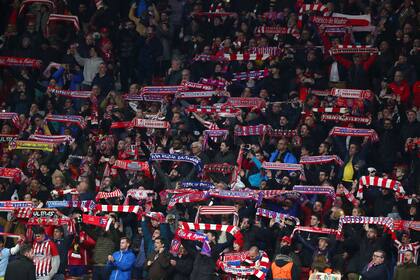Los hinchas del Atlético de Madrid festejando el triunfo sobre Liverpool