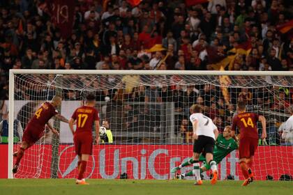 El último gol del partido: Nainggolan pone el 4-2 para Roma, al que le faltó un gol para forzar el suplementario.