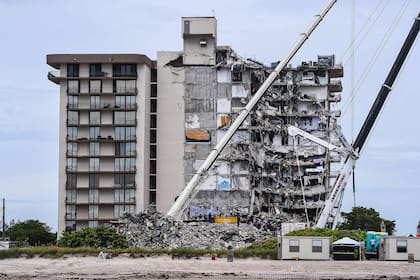 Champlain Towers South, en Miami, tras el colapso, hace casi un año