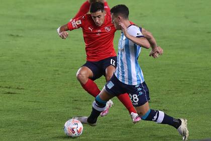 Chancalay trata de gambetear en el clásico ante Independiente