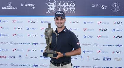 Chandler Blanchet, con la copa del Roberto De Vicenzo 100 años Memorial