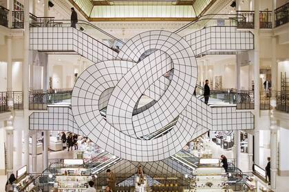 Obra de un pionero del arte viralizado, Leandro Erlich: Le Bon Marché,"ató"las escaleras mecánicas de la cadena de almacenes y fue un suceso mundial