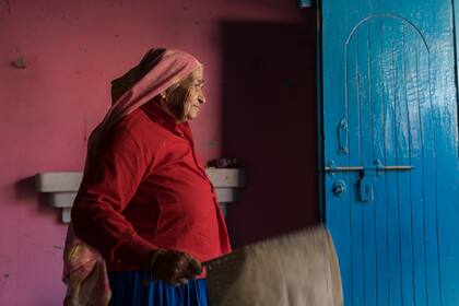 Chandro Tomar, de 89 años, en su casa en el pueblo de Johri, la India, 14 de febrero de 2021