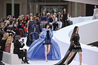 Chanel conmemoró su 110° aniversario en la Alta Costura con un desfile que reafirmó su posición como referente de la elegancia atemporal.