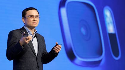 Chang Chia-Lin, presidente de ventas globales de HTC, muestra la cámara del U Ultra, que es la misma que la del Google Pixel