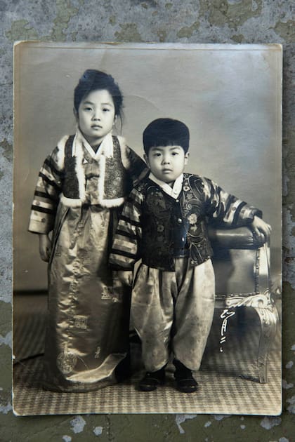 Chang , de chico, vestido con un tradicional traje coreano, el Hanbok.