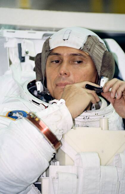 Chang-Díaz durante uno de sus entrenamientos en el Neutral Buoyancy Laboratory en 2001 (Wikimedia Commons/NASA)