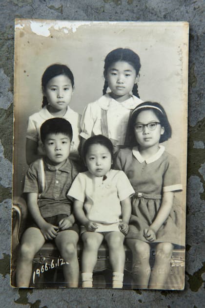Chang Sung Kim, debajo y a la izquierda, junto a sus hermanas y unas vecinas del barrio de Corea en el que vivió los primeros años de su vida.