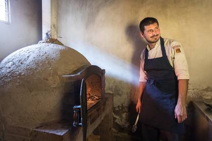 Chañi junto al horno de barro donde cocina a 450° el costillar guateado.
