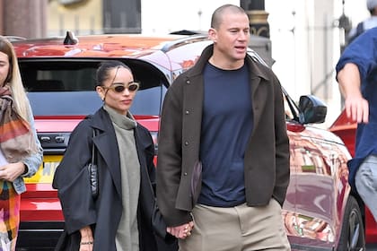 Channing Tatum y Zoe Kravitz, de paseo por Londres; la pareja fue vista de la mano a la salida de un restaurante