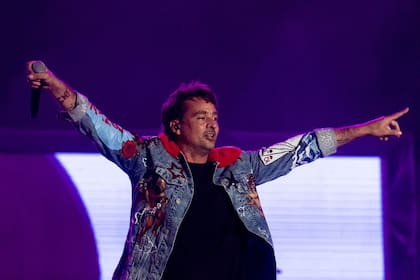 Chano, durante su actuación en Lollapalooza Argentina 2023, cuando anunció el regreso de su banda, Tan Biónica