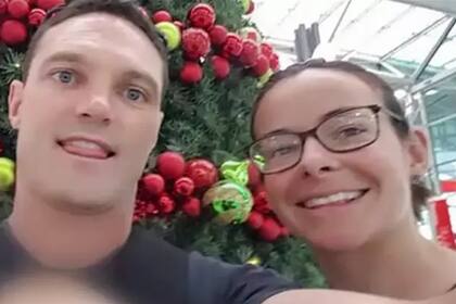 Chantelle Doyle y Mark Rapley, una pareja que surfrió el ataque de un tiburón mientras surfeaban juntos