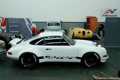 Chapa y pintura. Los vehículos se desarman íntegramente y se reparan con un trabajo tan artesanal como profesional hasta que quedan impecables