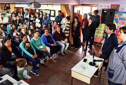 Chapadmalal. El ministro de Educación de la provincia, Sánchez Zinny, en una reunión con padres de alumnos la semana pasada; los mayores reclamos son por infraestructura y ausentismo docente
