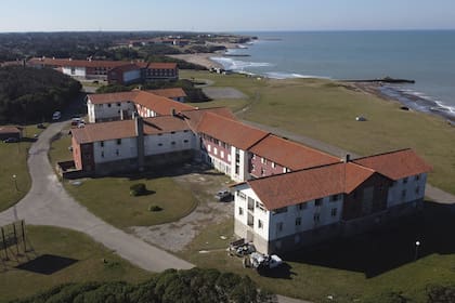 Chapadmalal ocupa casi 75 hectáreas de bosques de pinos y playas tranquilas con acantilados y fuertes olas