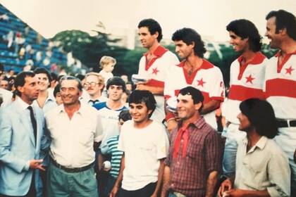 Chapaleufú, campeón de Palermo 1986, con tres hermanos Heguy (Marcos, Gonzalo y Horacito) y Alex Garrahan. En la imagen, Carlos Bilardo junto al célebre Tito Lezcano