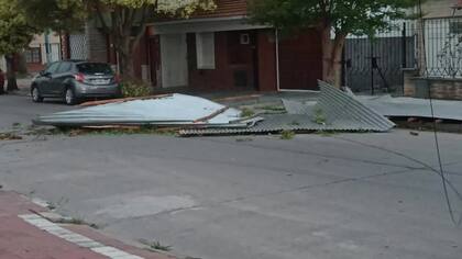 Chapas caídas sobre las calles de Mar del Plata