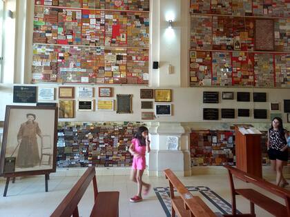 Chapitas con mensajes de agradecimiento en el Santuario Nuestra Señora del Tránsito, Villa Cura Brochero.