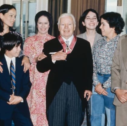 Chaplin y su familia luego de que lo nombraran caballero (Getty Images)
