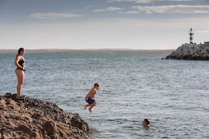 Chapuzón en el mar de Camarones.
