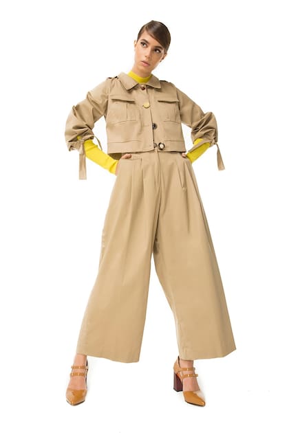 Chaqueta con bolsillos delanteros y botones fantasía, pantalón con pinzas ancho y stilettos de charol en punta con taco cuadrado y doble pulsera (Valentina Karnoubi), sweater tejido (Las Pepas)