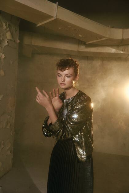 Chaqueta de lentejuelas metalizada (Rapsodia), top y falda plisada (Prüne)