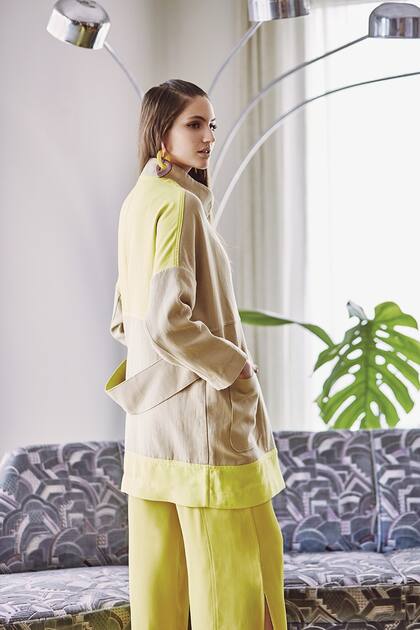 Chaqueta de lino bitono y pantalon con tajo (Jazmín Chebar)