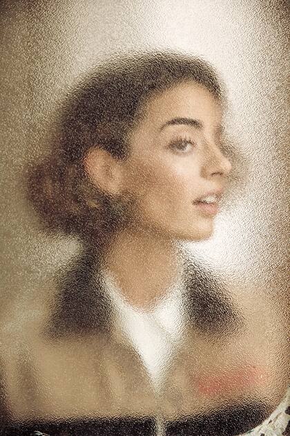 Chaqueta denim con apliques bordados y camisa con volados (Jazmín Chebar)