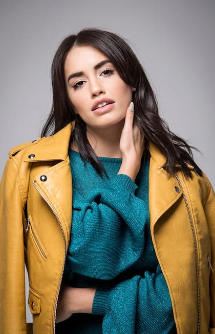Chaqueta (Koxis, $2990), suéter (Tucci, $2250), falda (Yagmour, $1399).